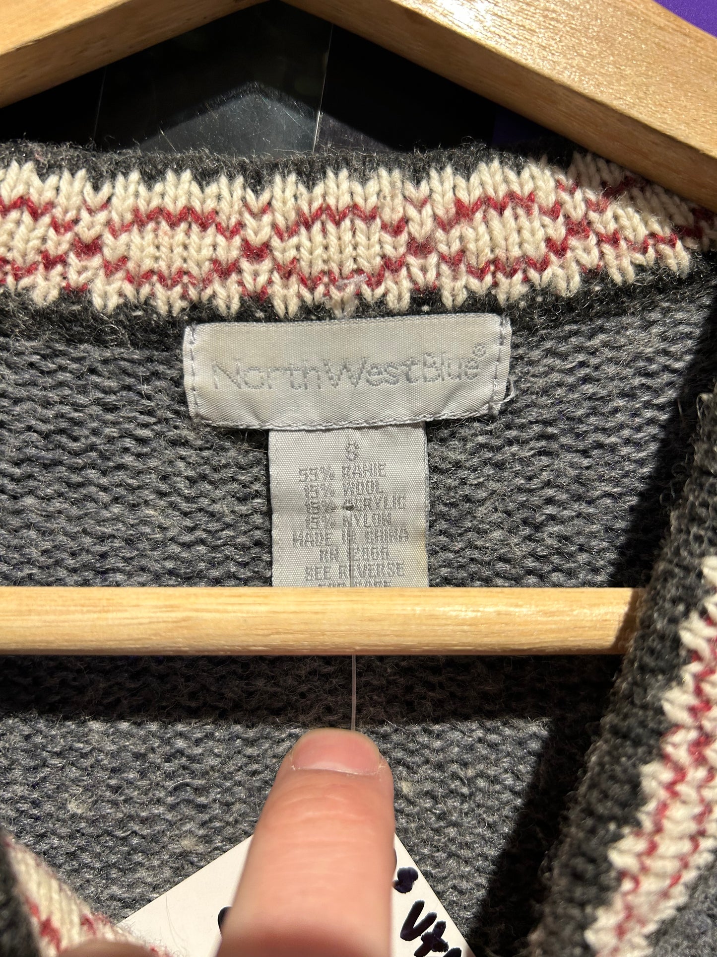 00s V-Neck Knit Sweater. Size Small