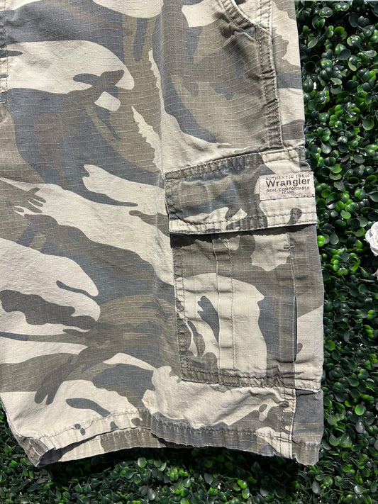 Vintage Wrangler Camo Cargo Shorts. 38” Waist