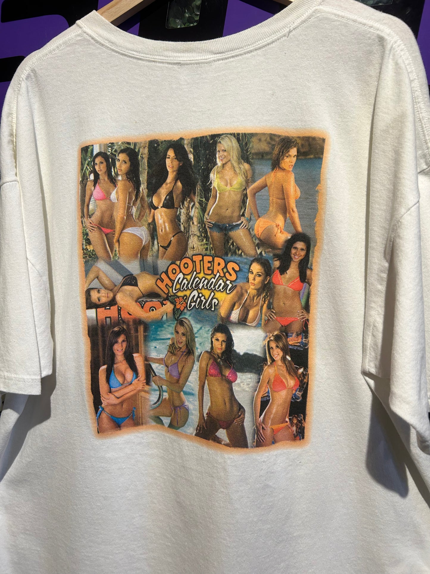 Vintage Hooters Calendar Girls Chicago T-Shirt. Size XXL