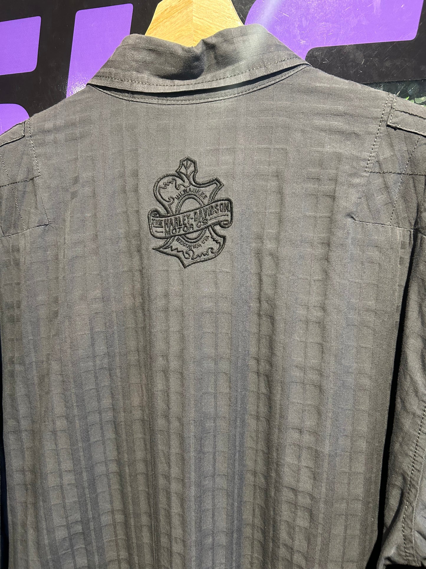 00s Harley Davidson Textured Button-Up Shirt. Size Large