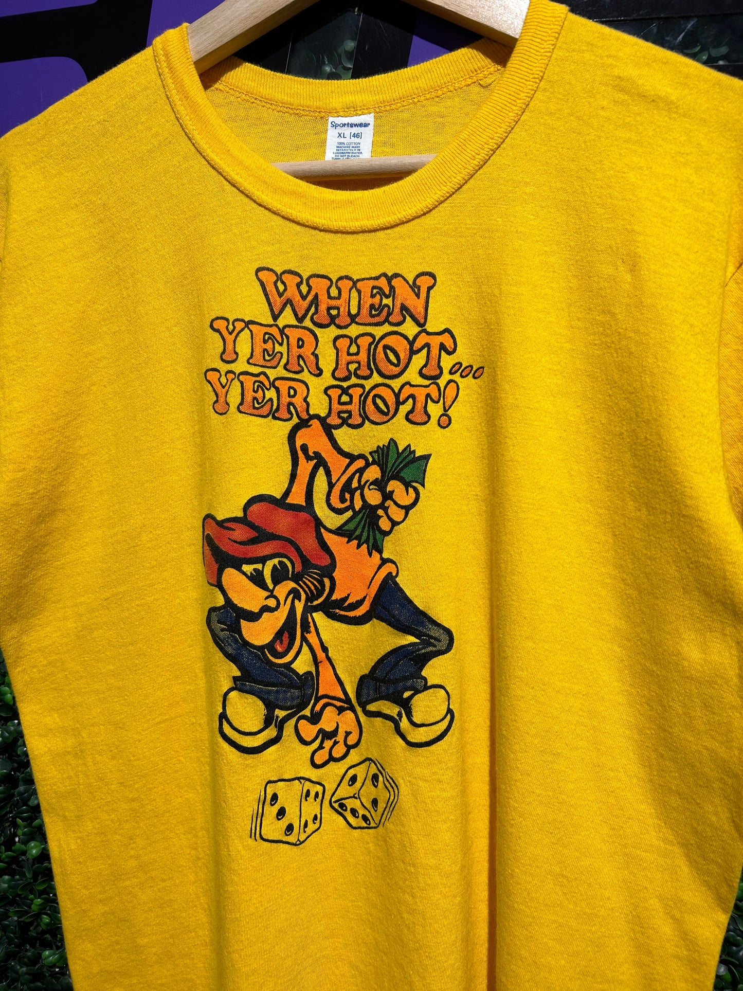 70s When Yer Hot… Yer Hot Dice Gambling T-Shirt. Size M/L