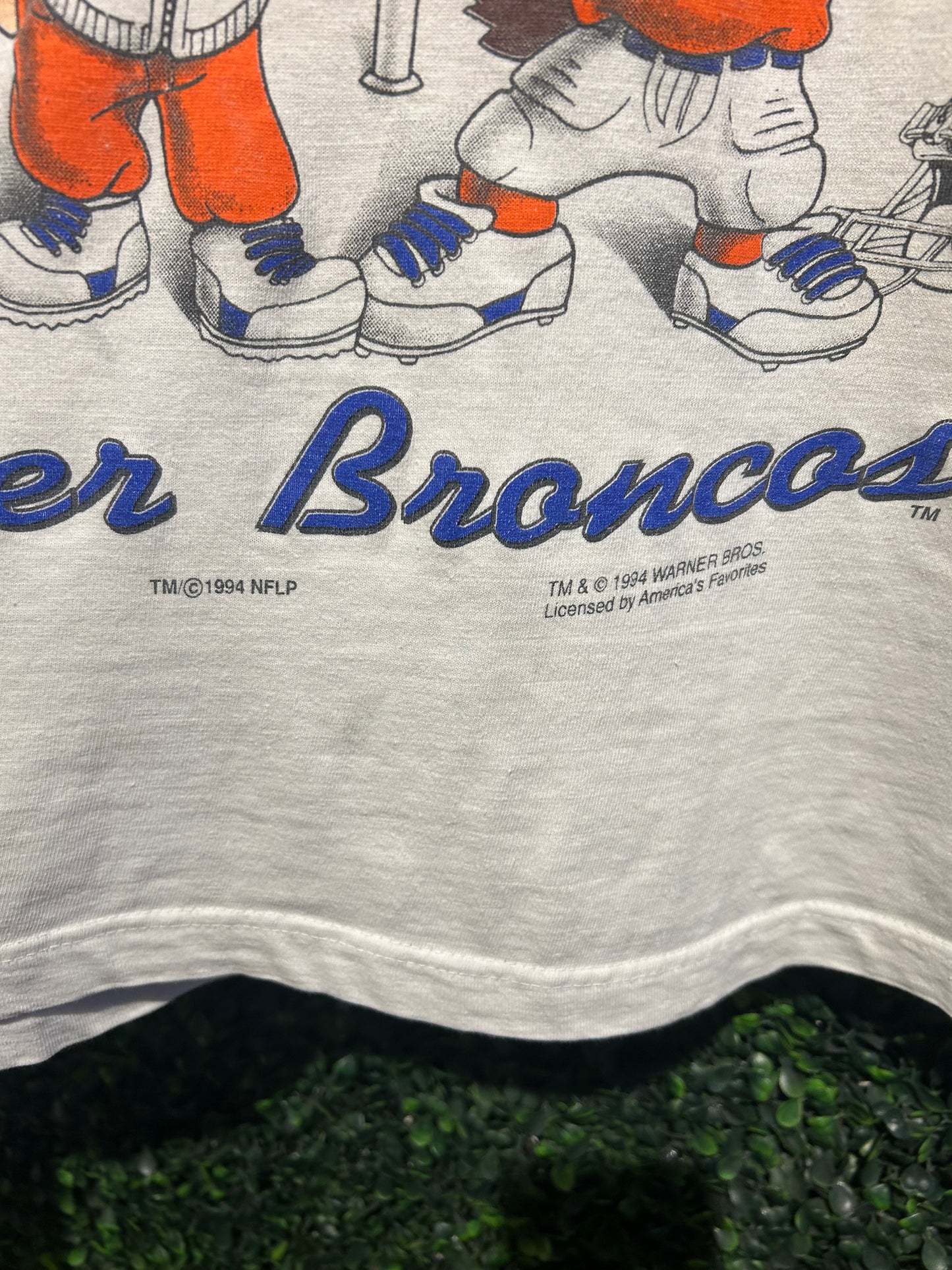 1994 Denver Broncos Looney Tunes T-Shirt. Size M/L