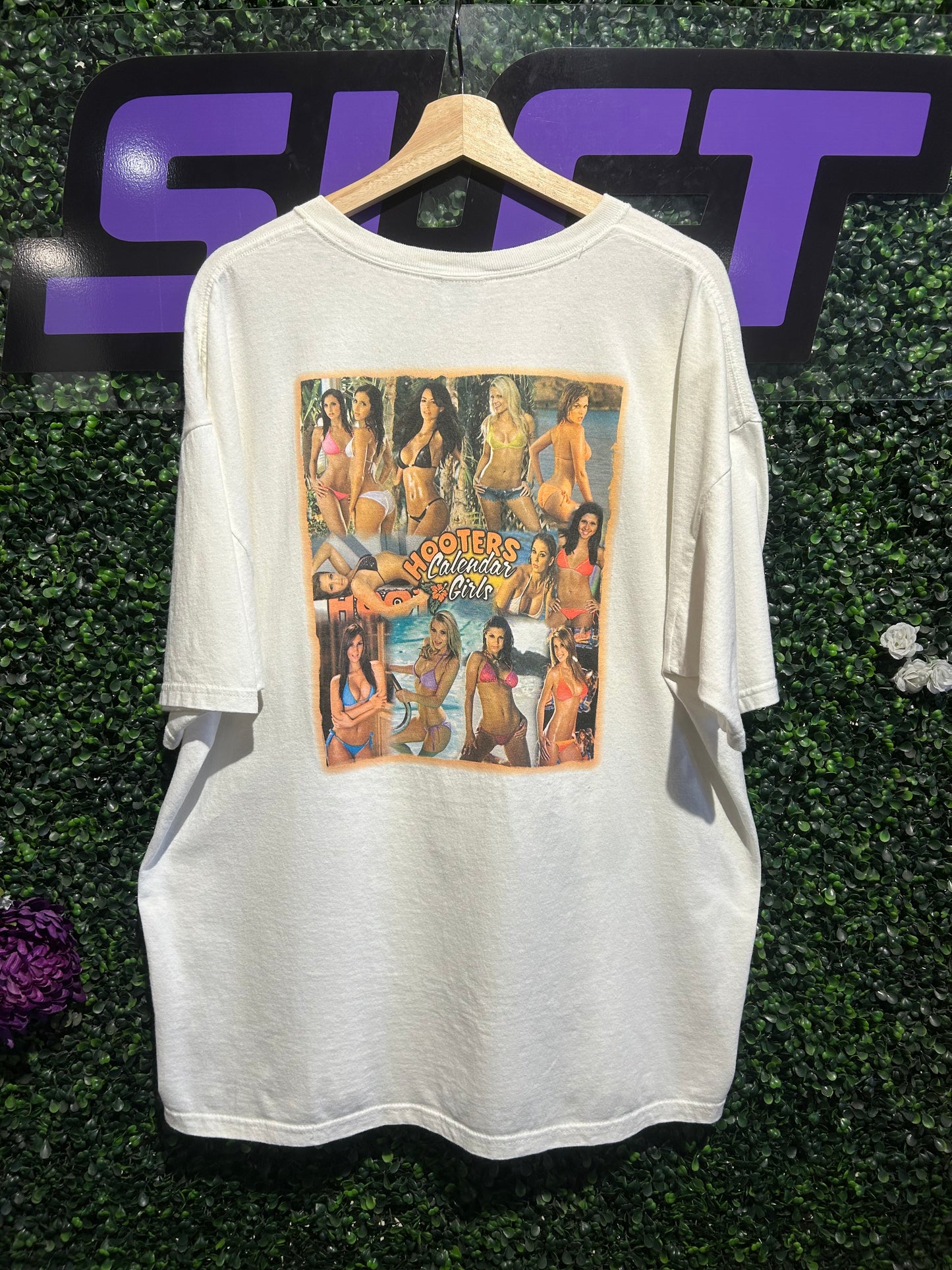 Vintage Hooters Calendar Girls Chicago T-Shirt. Size XXL