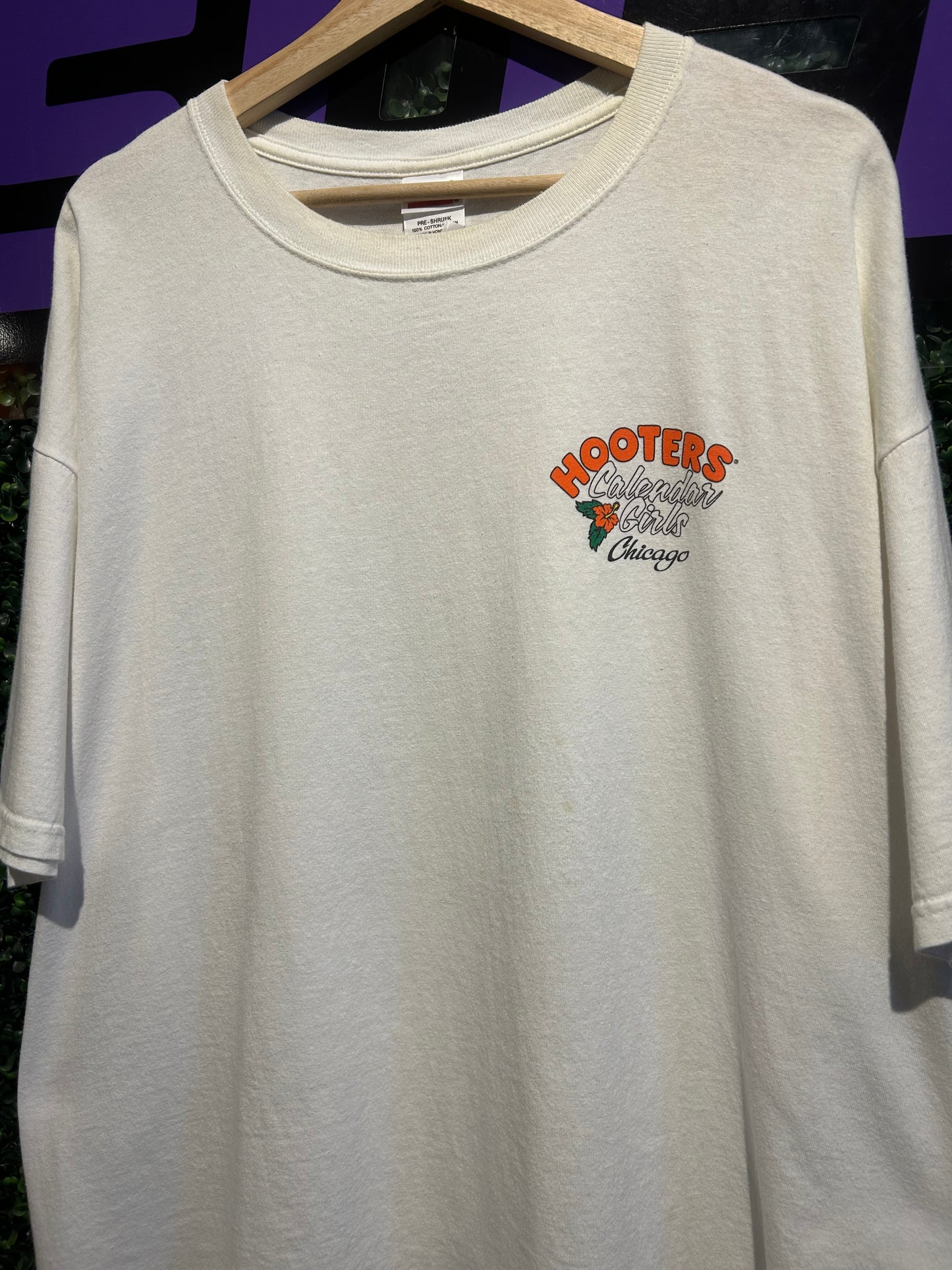 Vintage Hooters Calendar Girls Chicago T-Shirt. Size XXL