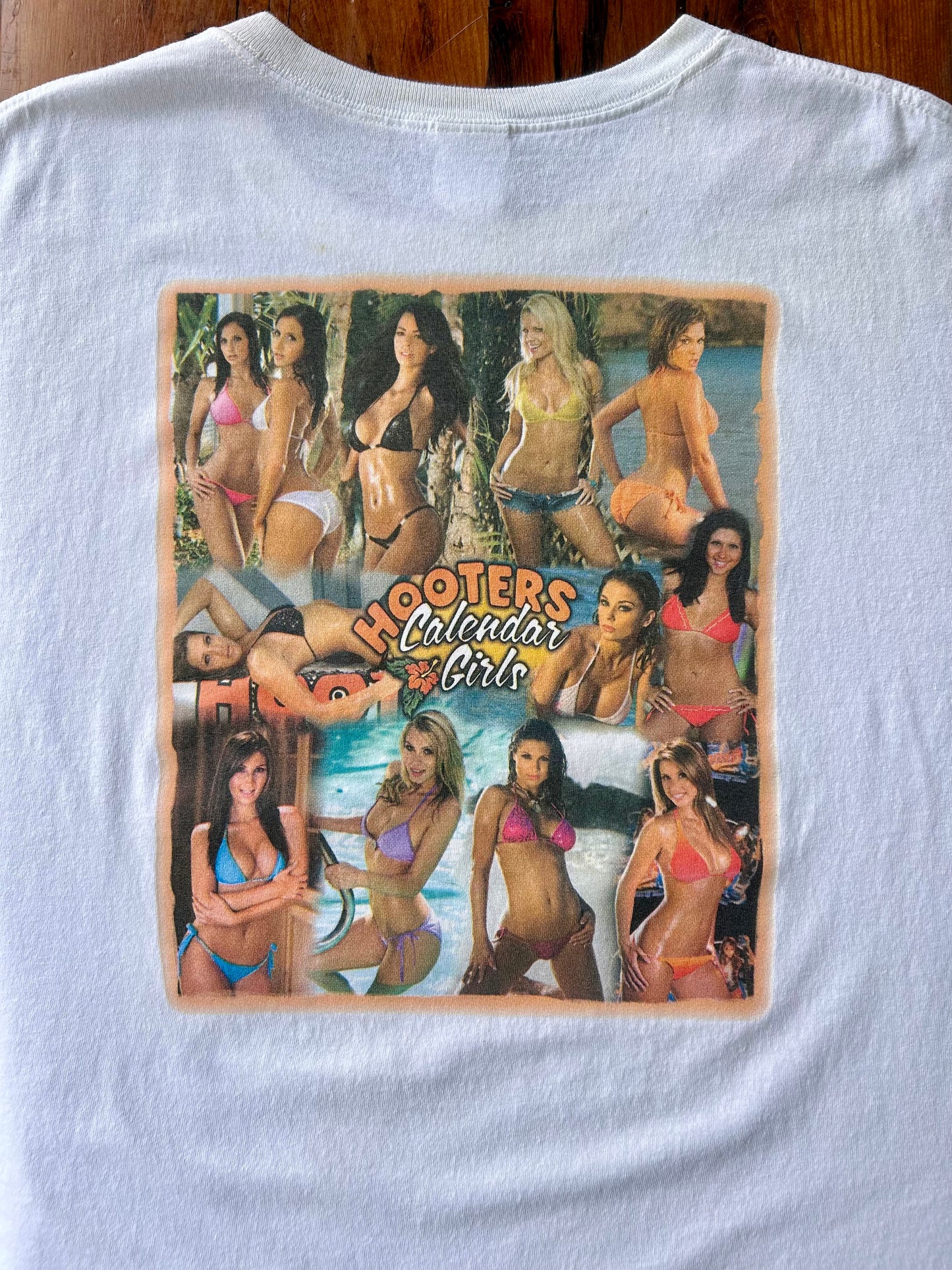 Vintage Hooters Calendar Girls Chicago T-Shirt. Size XXL