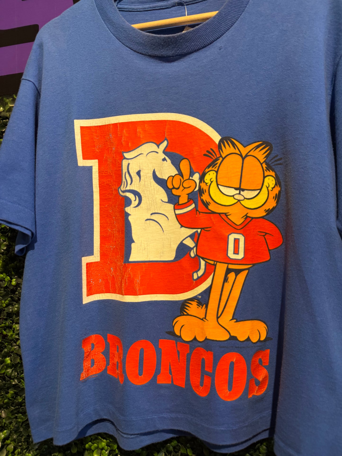 1993 Denver Broncos Garfield T-Shirt. Size Large (Cropped)