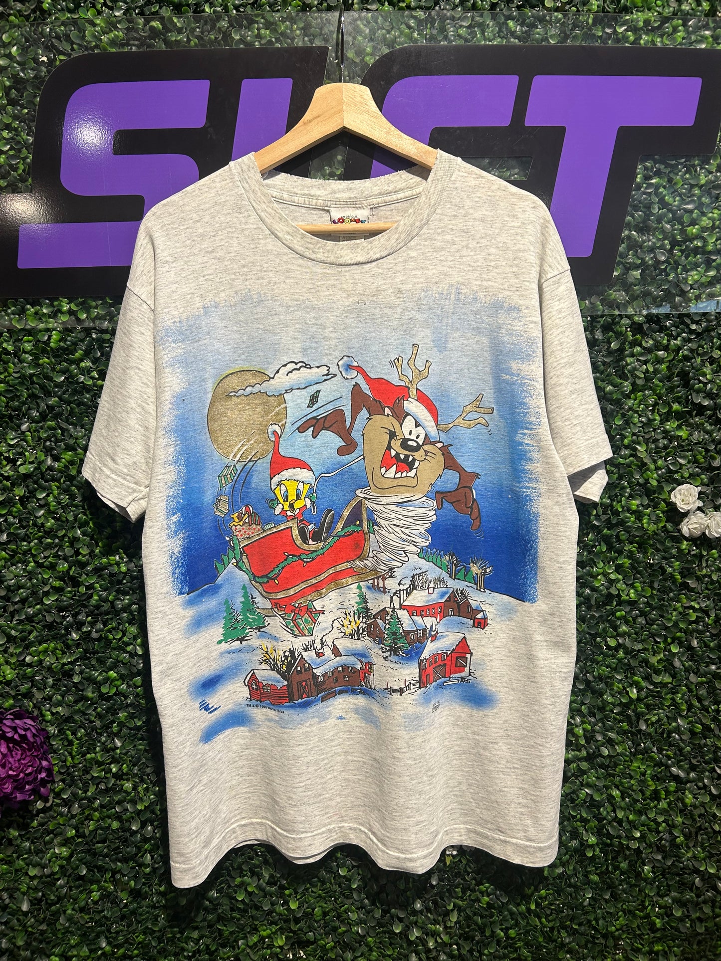 1995 Looney Tunes Christmas T-Shirt. Size Large