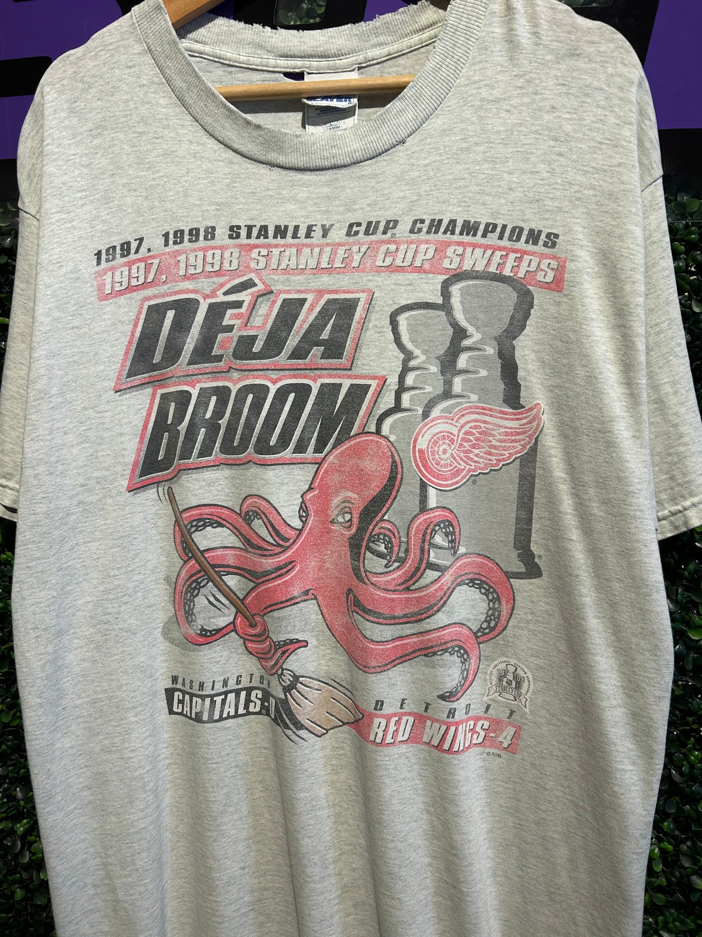 1998 Detroit Red Wings Deja Broom Stanley Cup T-Shirt. Size Large