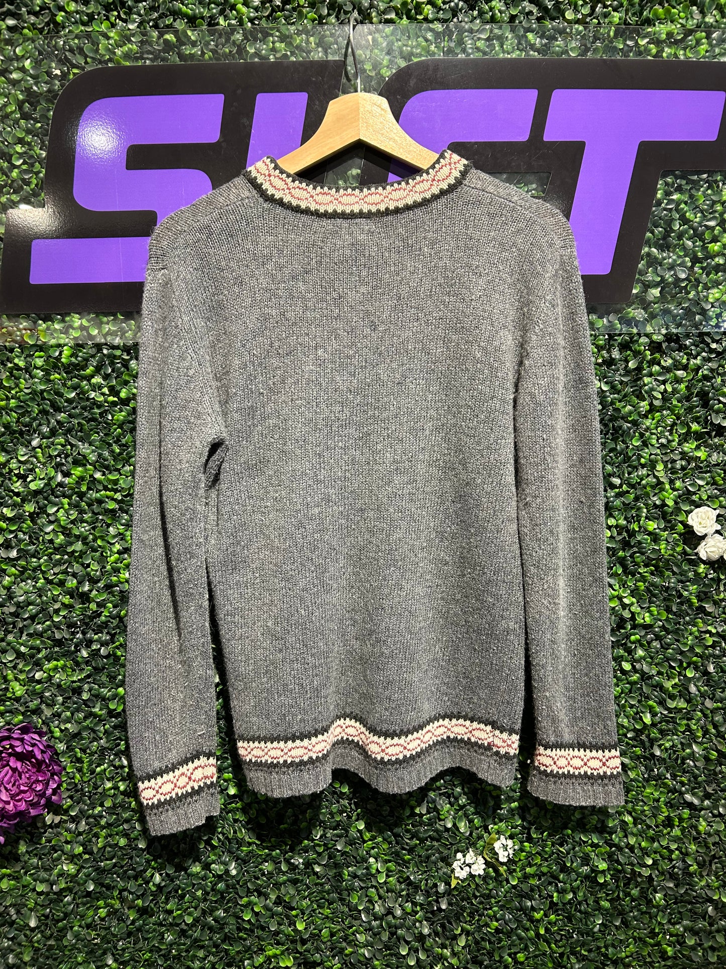 00s V-Neck Knit Sweater. Size Small