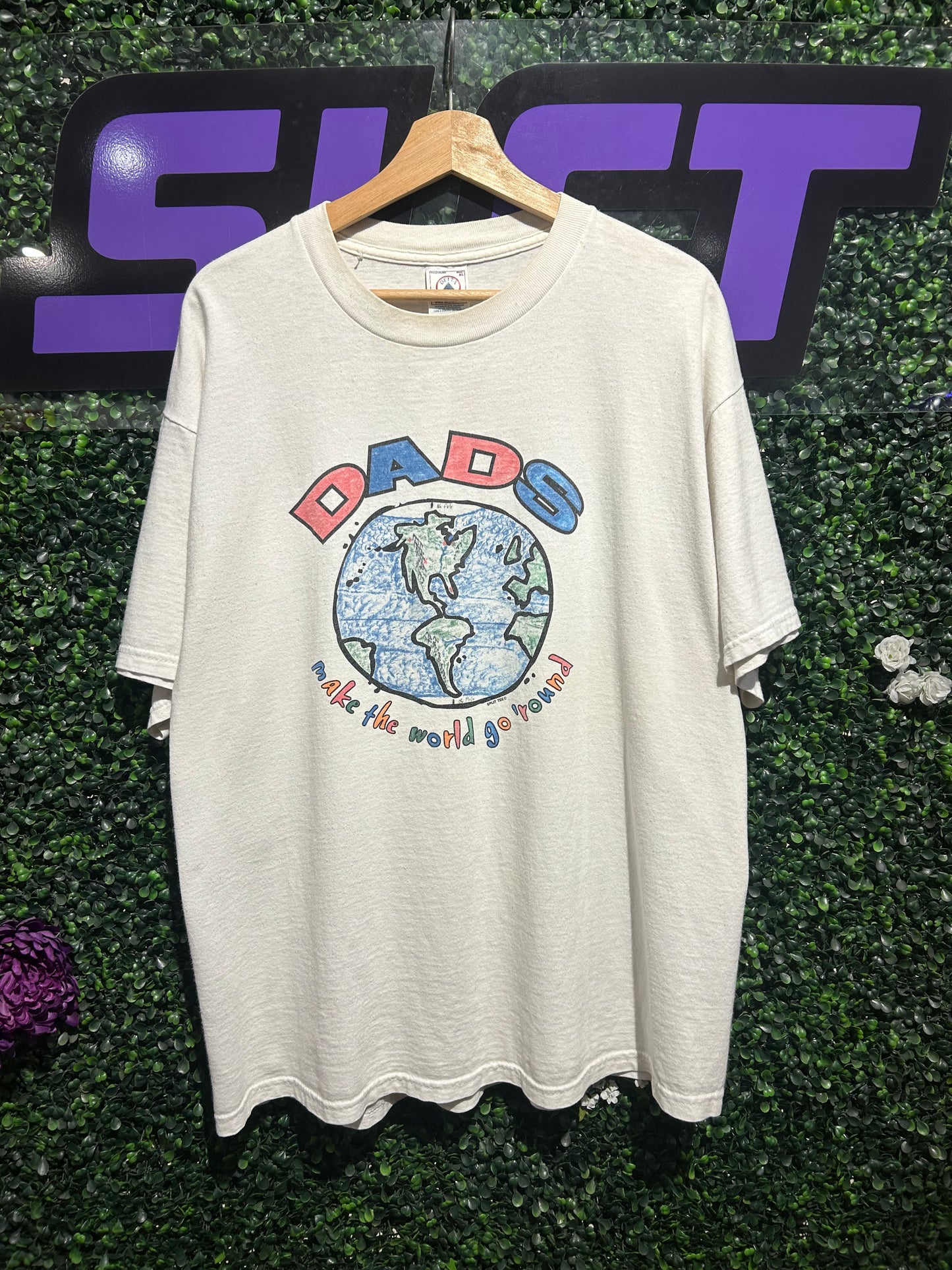 90s Dad’s Make The World Go ‘Round T-Shirt. Size XL