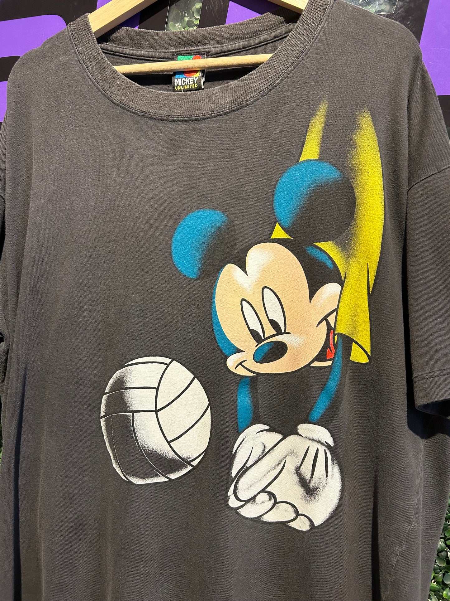 90s Mickey Mouse Volleyball T-Shirt. Size XL (Boxy)