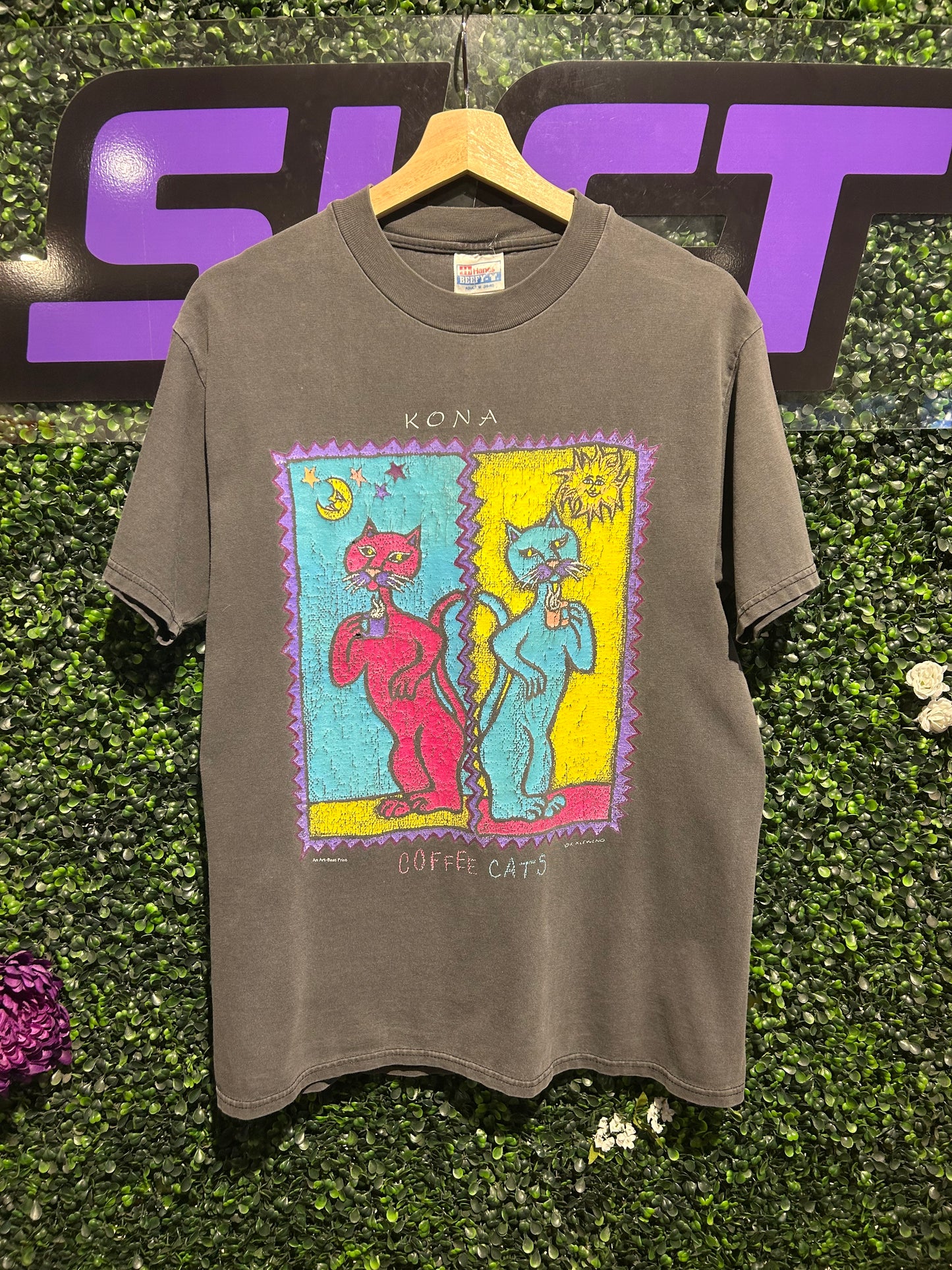 Vintage Coffee Cats Art T-Shirt. Size M/L