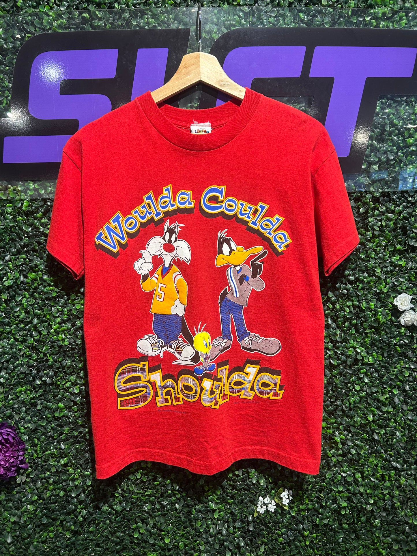 1996 Woulda Coulda Shoulda Looney Tunes T-Shirt. Size Medium
