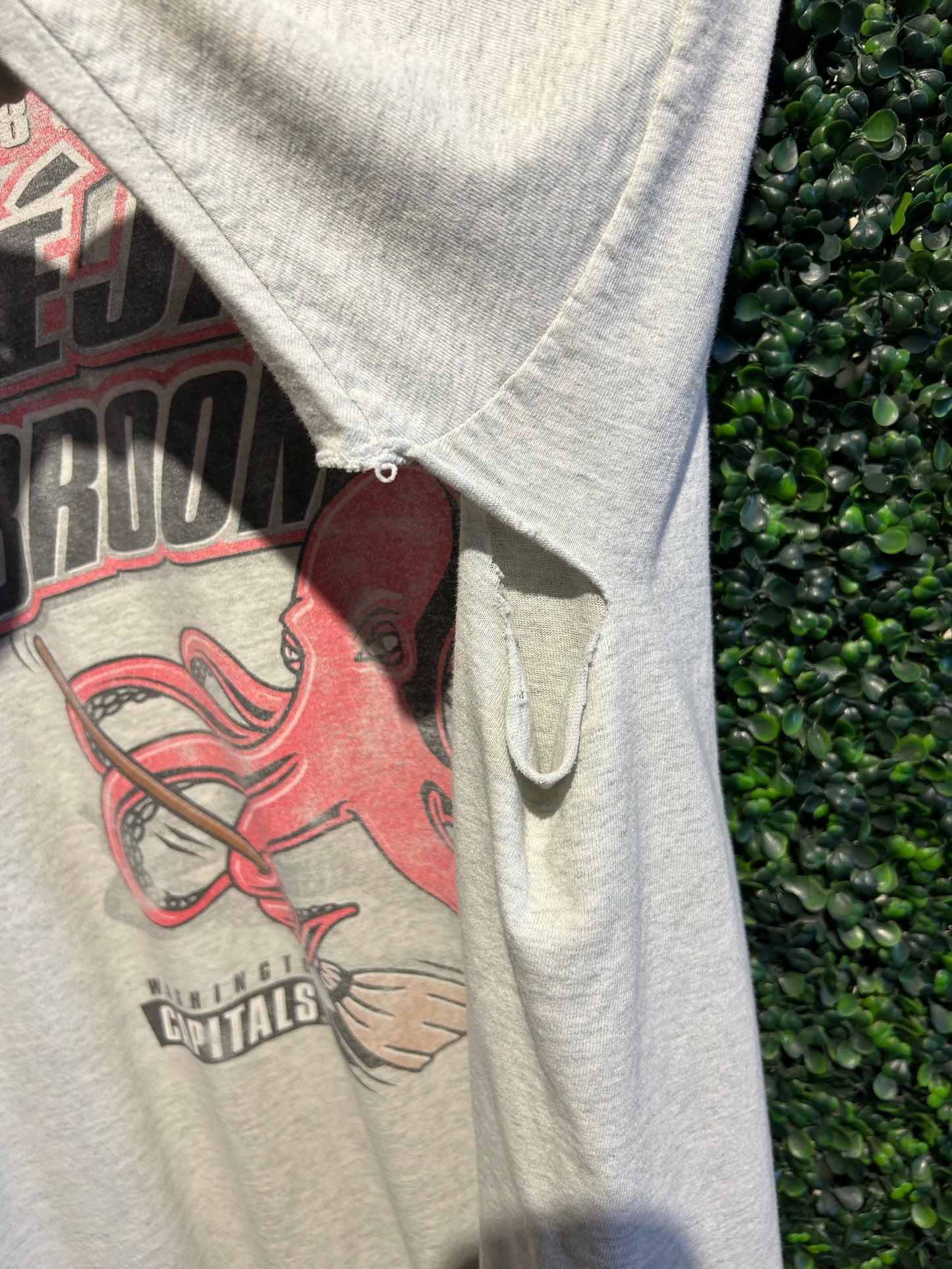 1998 Detroit Red Wings Deja Broom Stanley Cup T-Shirt. Size Large