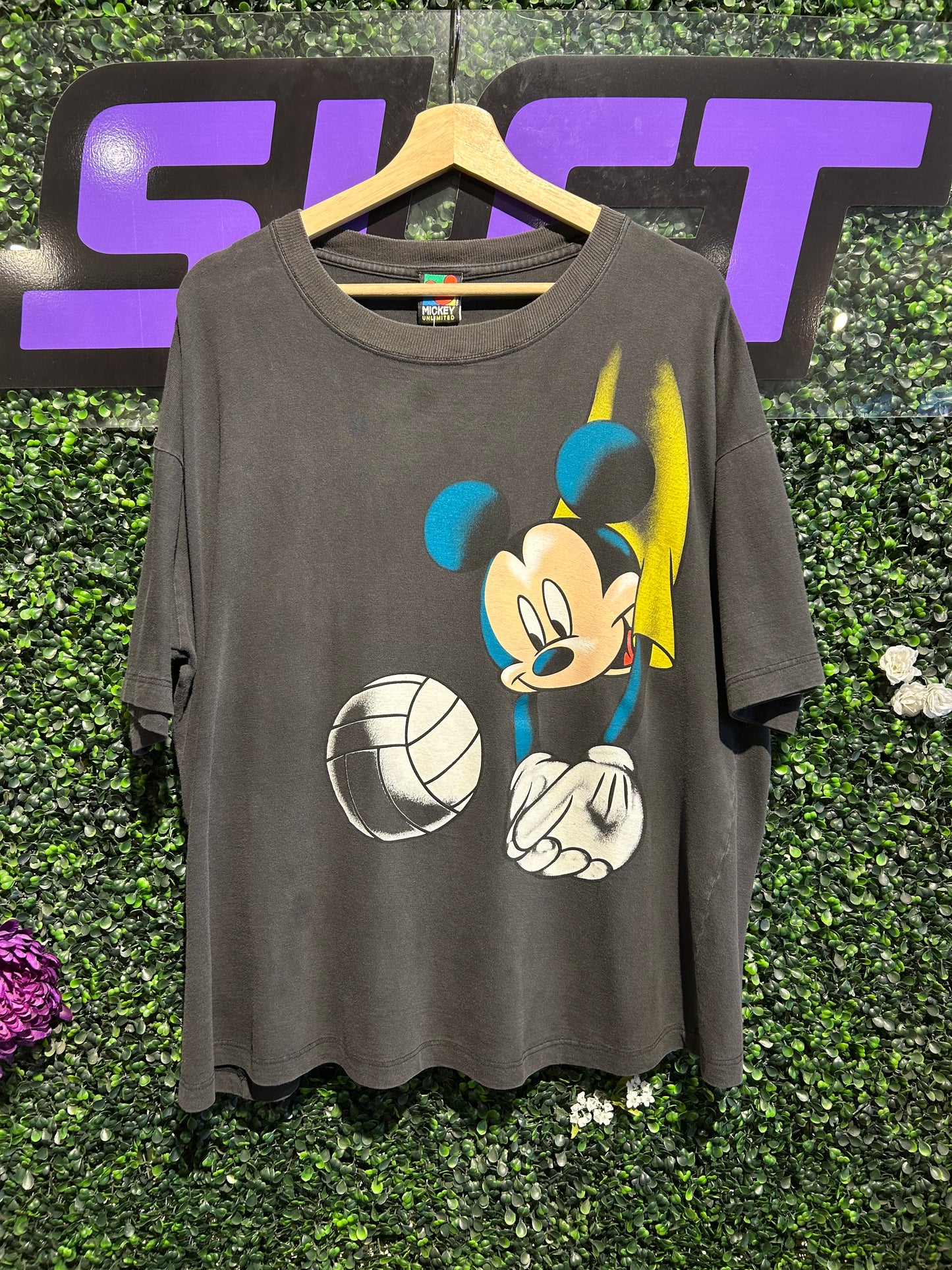 90s Mickey Mouse Volleyball T-Shirt. Size XL (Boxy)
