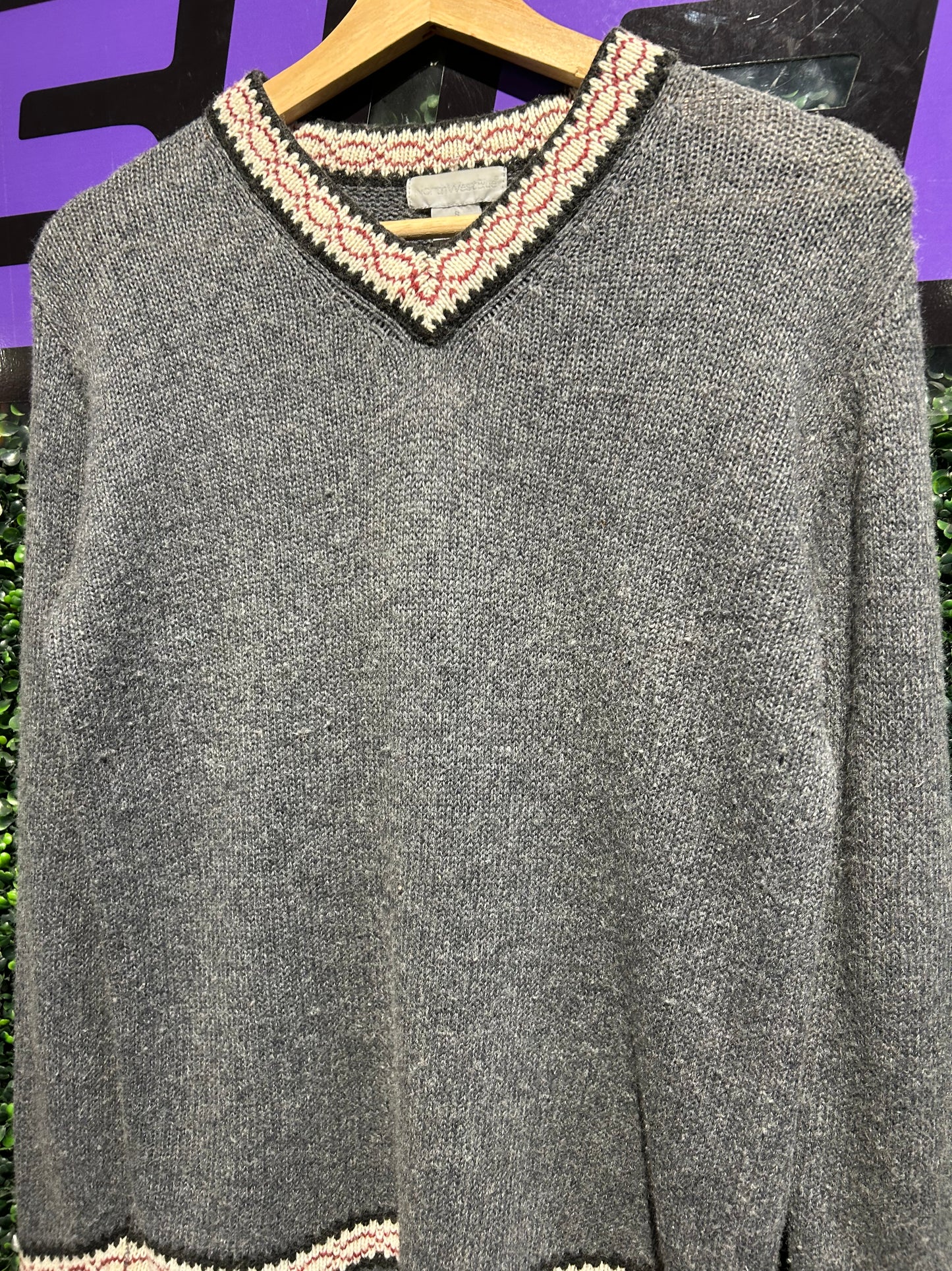 00s V-Neck Knit Sweater. Size Small