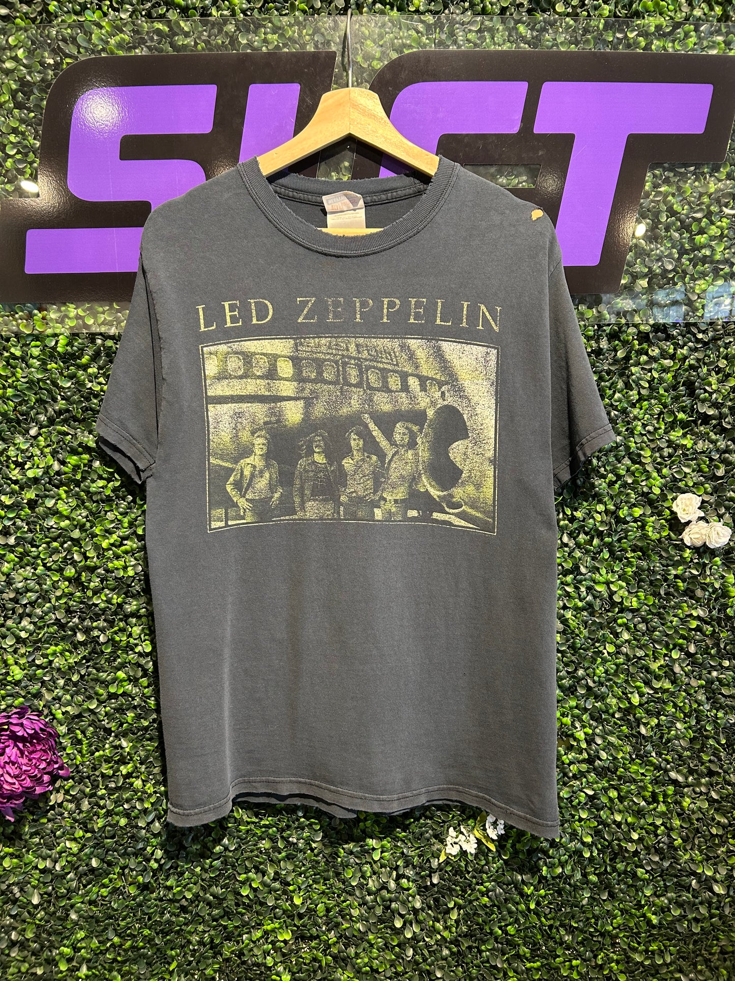 Vintage Led Zeppelin T-Shirt. Size Medium