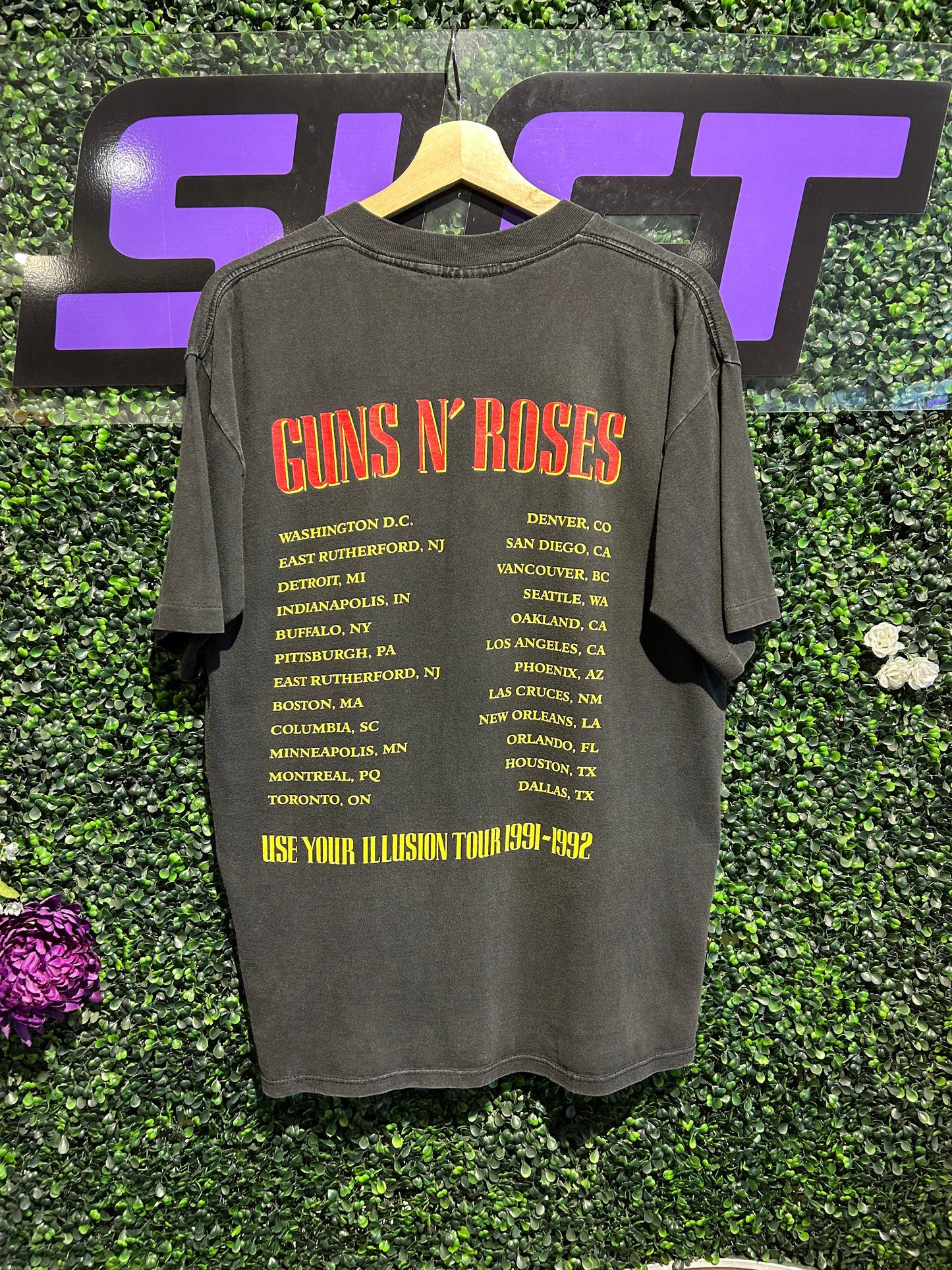 1992 Guns N’ Roses Use Your Illusion Tour T-Shirt. Size Large