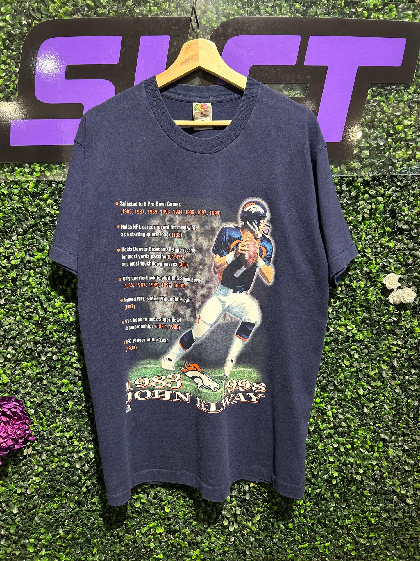 1998 Denver Broncos John Elway T-Shirt. Size Large