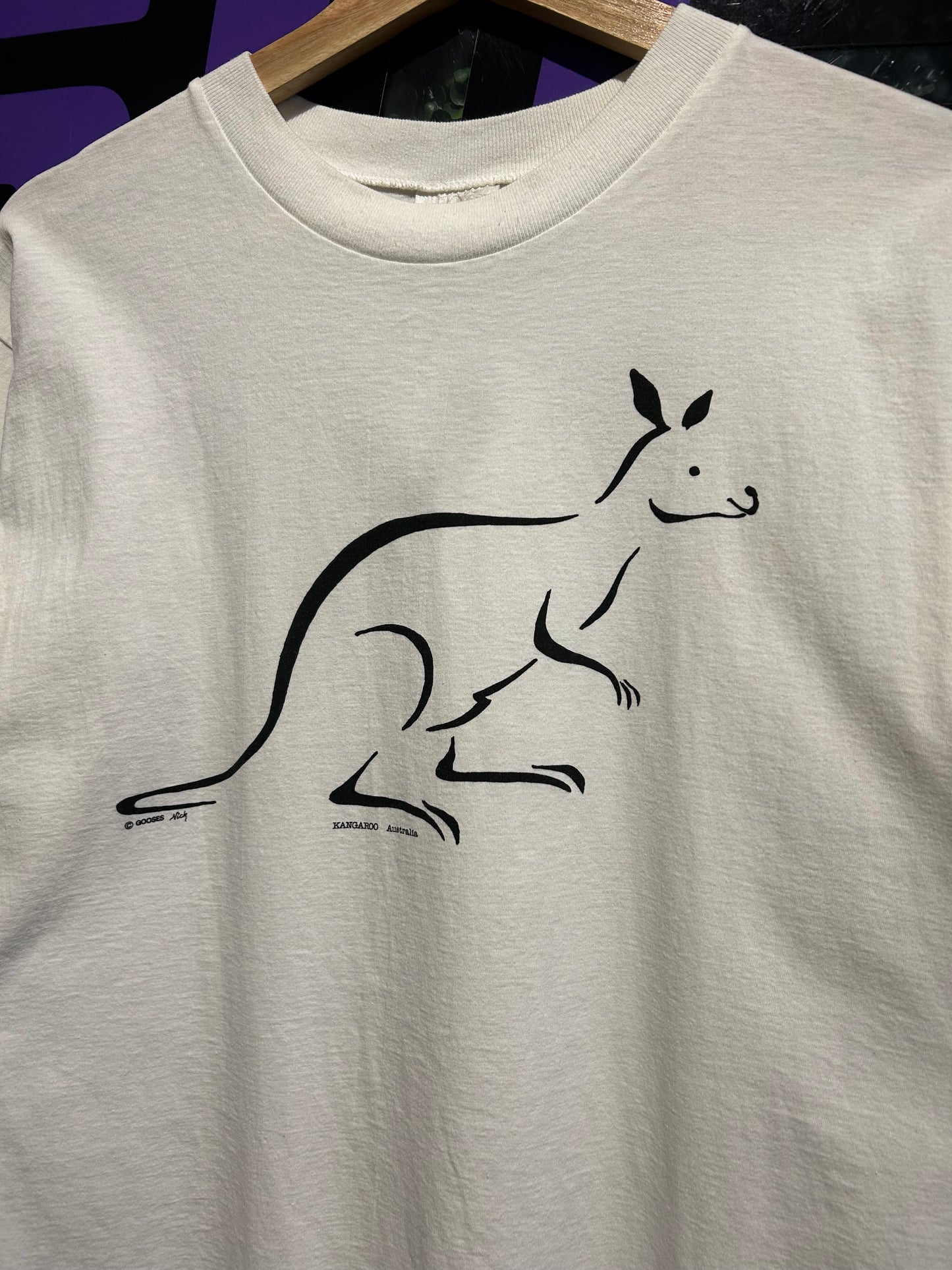 90s Kangaroo Australia Art T-Shirt. Size Large