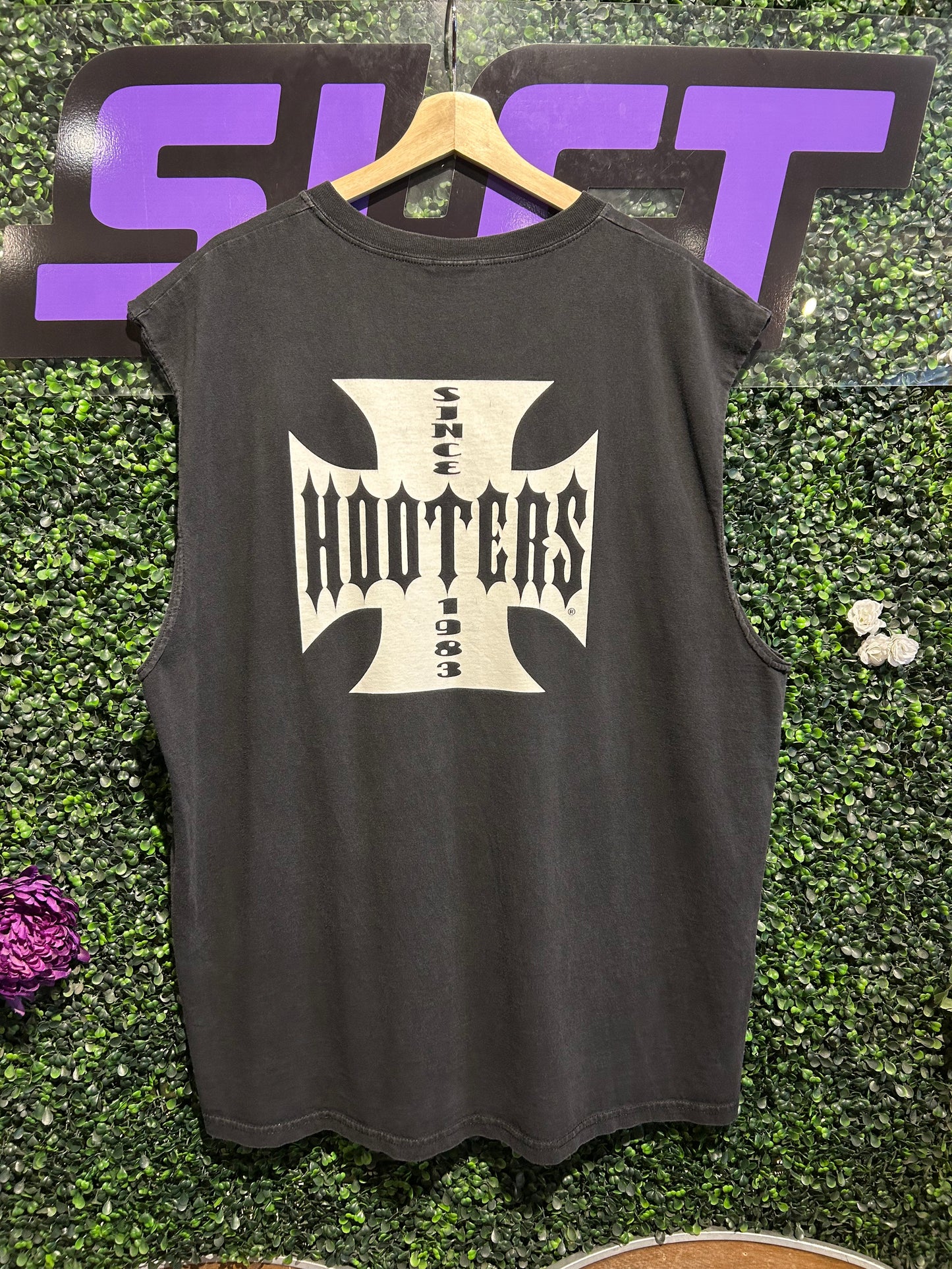 Vintage Hooters Sleeveless Shirt. Size XXL