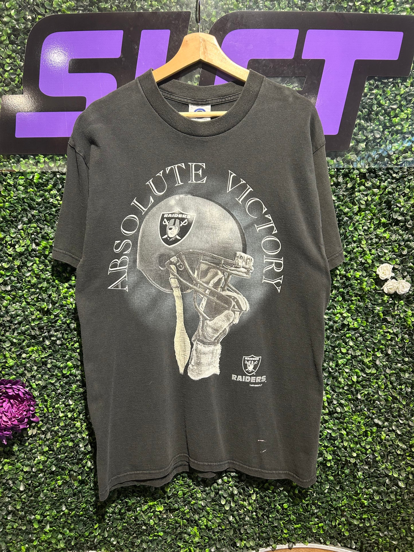1996 Oakland Raiders Absolute Victory T-Shirt. Size Large