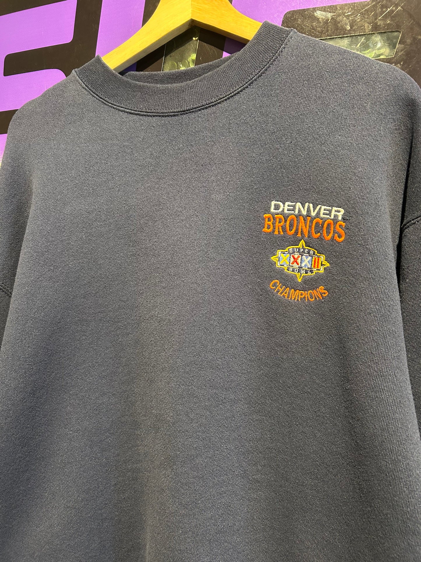 1998 Denver Broncos Super Bowl Embroidered Crewneck. Size Large