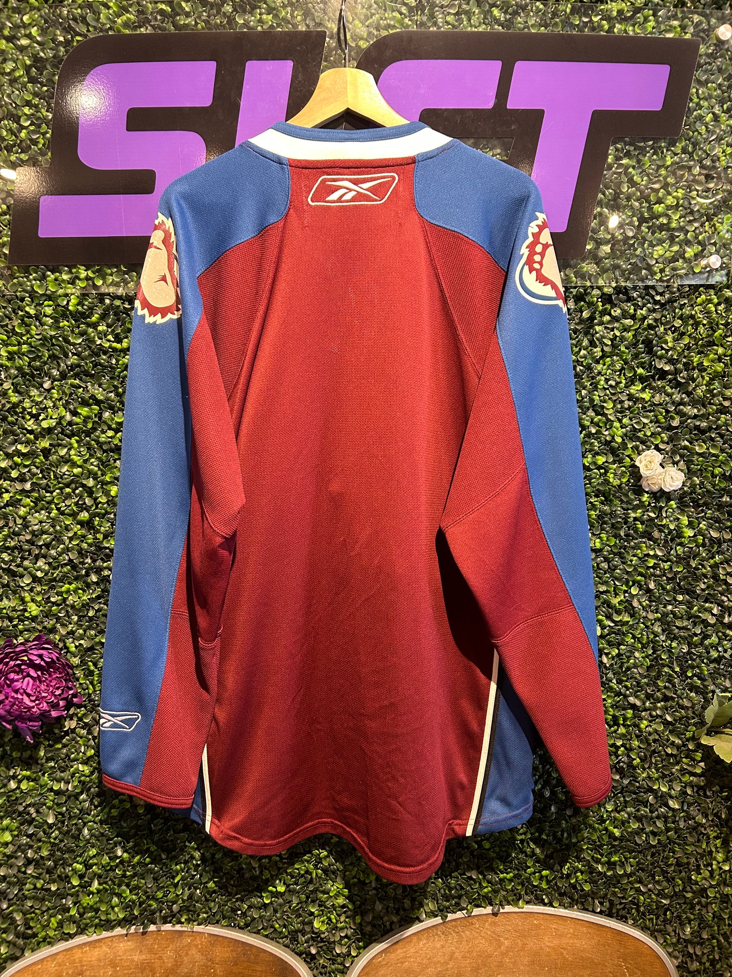 00s Colorado Avalanche Reebok Jersey. Size L/XL