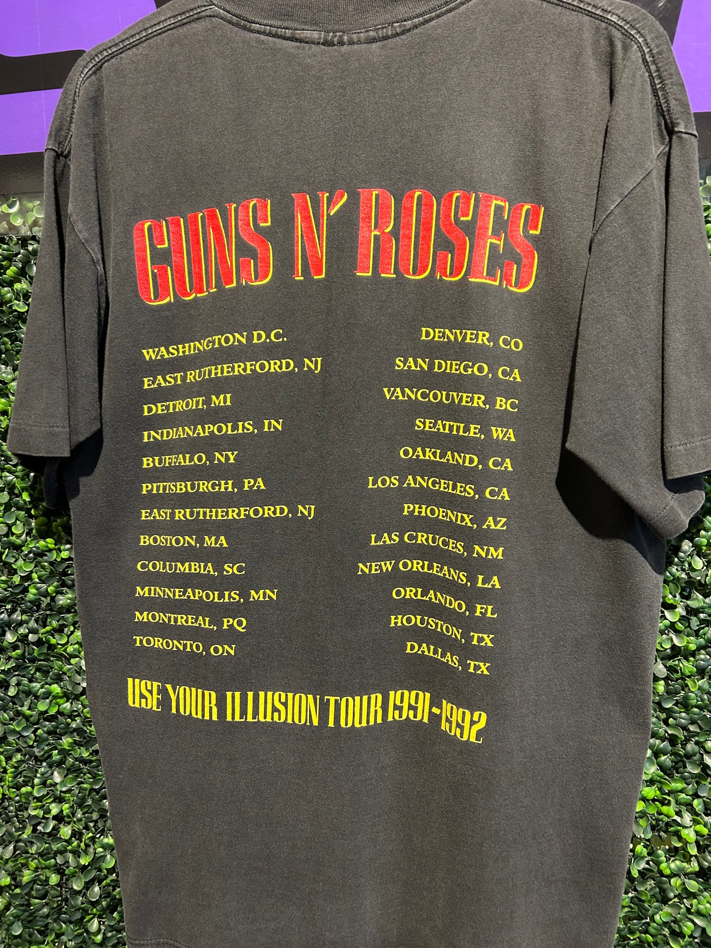 1992 Guns N’ Roses Use Your Illusion Tour T-Shirt. Size Large