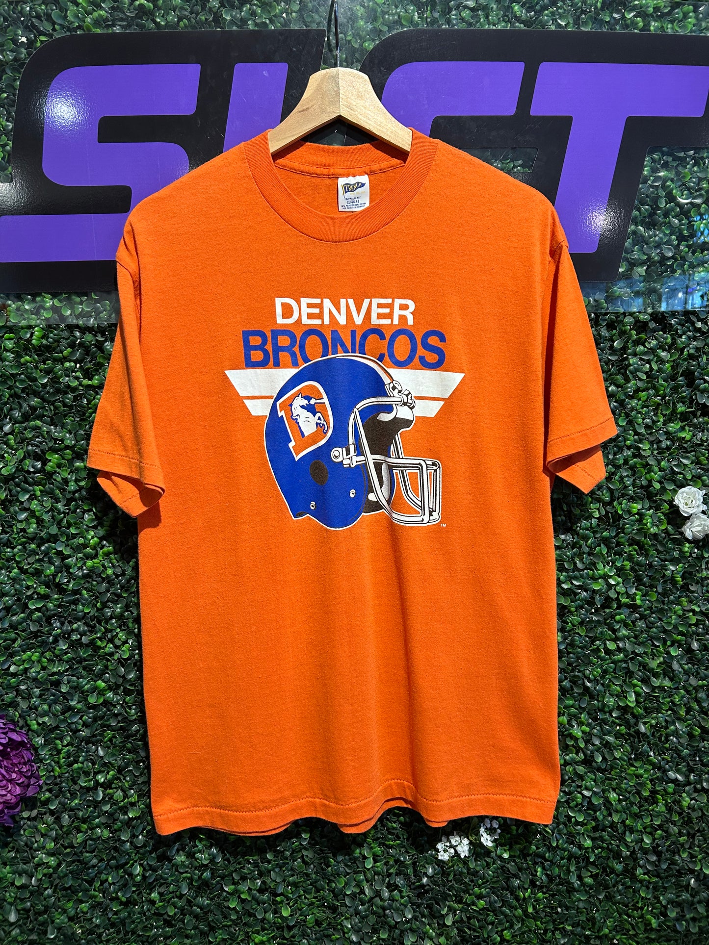 80s Denver Broncos T-Shirt. Size Large