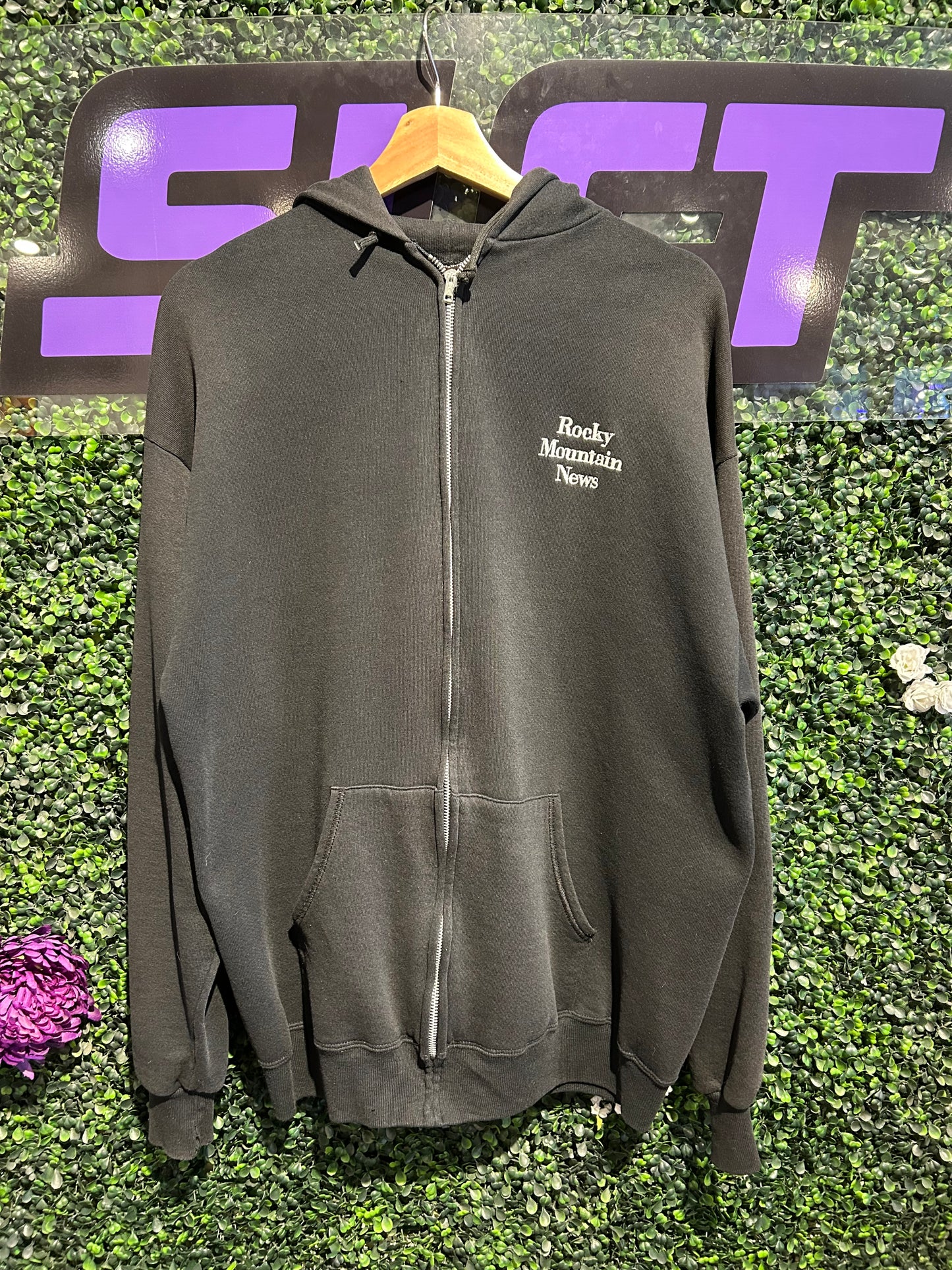 90s Rocky Mountain News Zip-Up Hoodie. Size Large