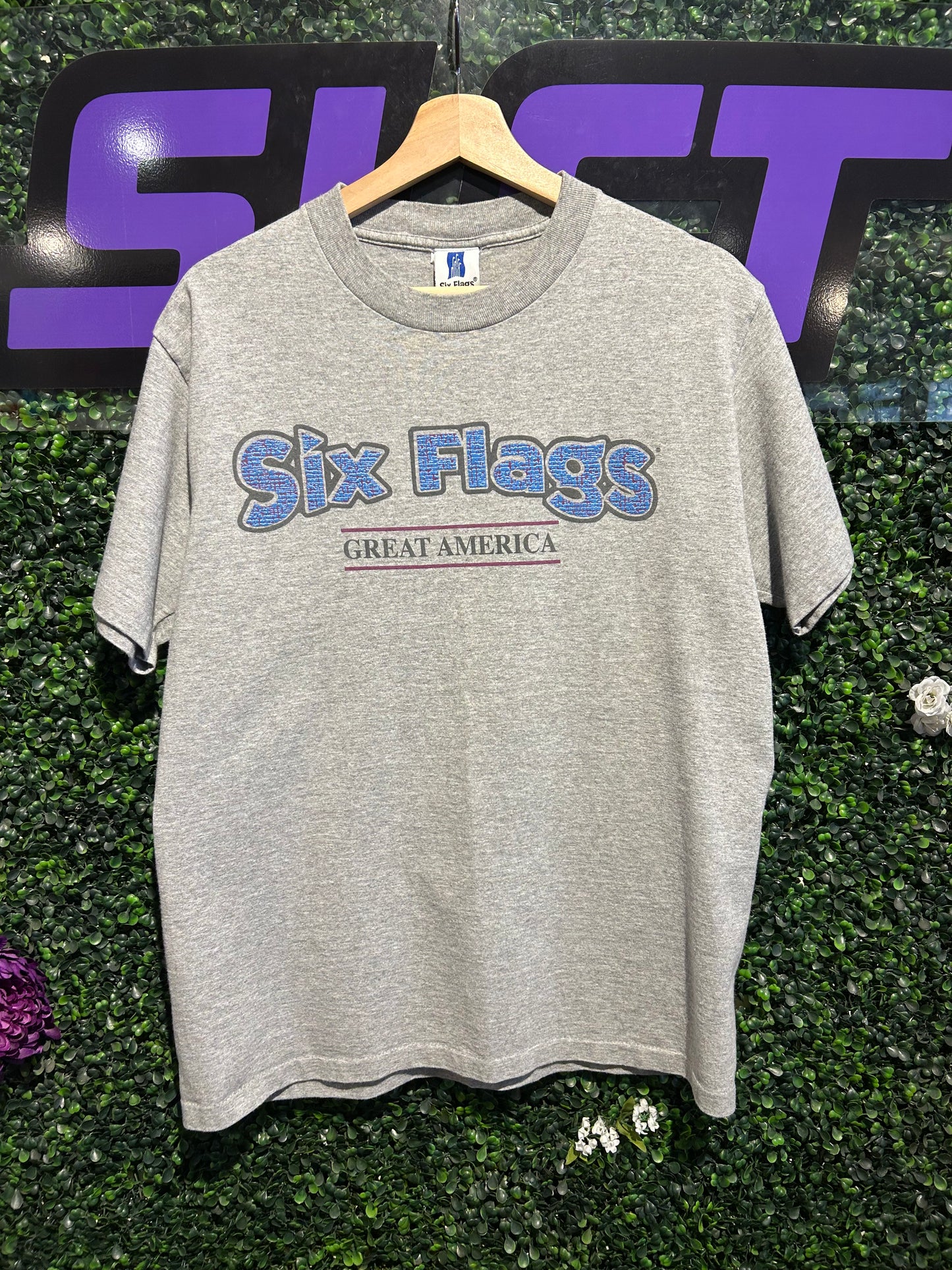 90s Six Flags T-Shirt. Size Medium