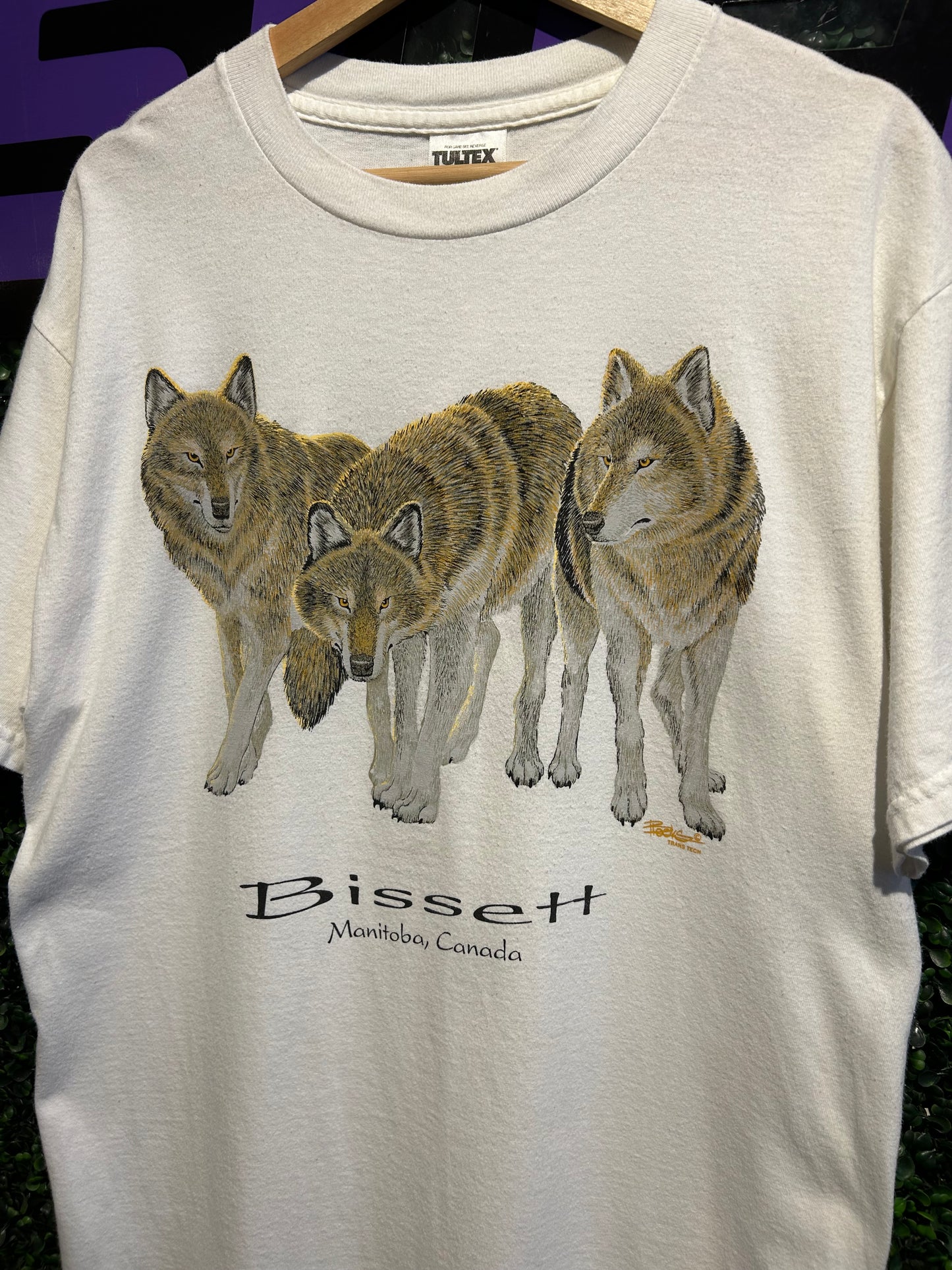 90s Bissett Manitoba Canada Wolf  T-Shirt. Size Large