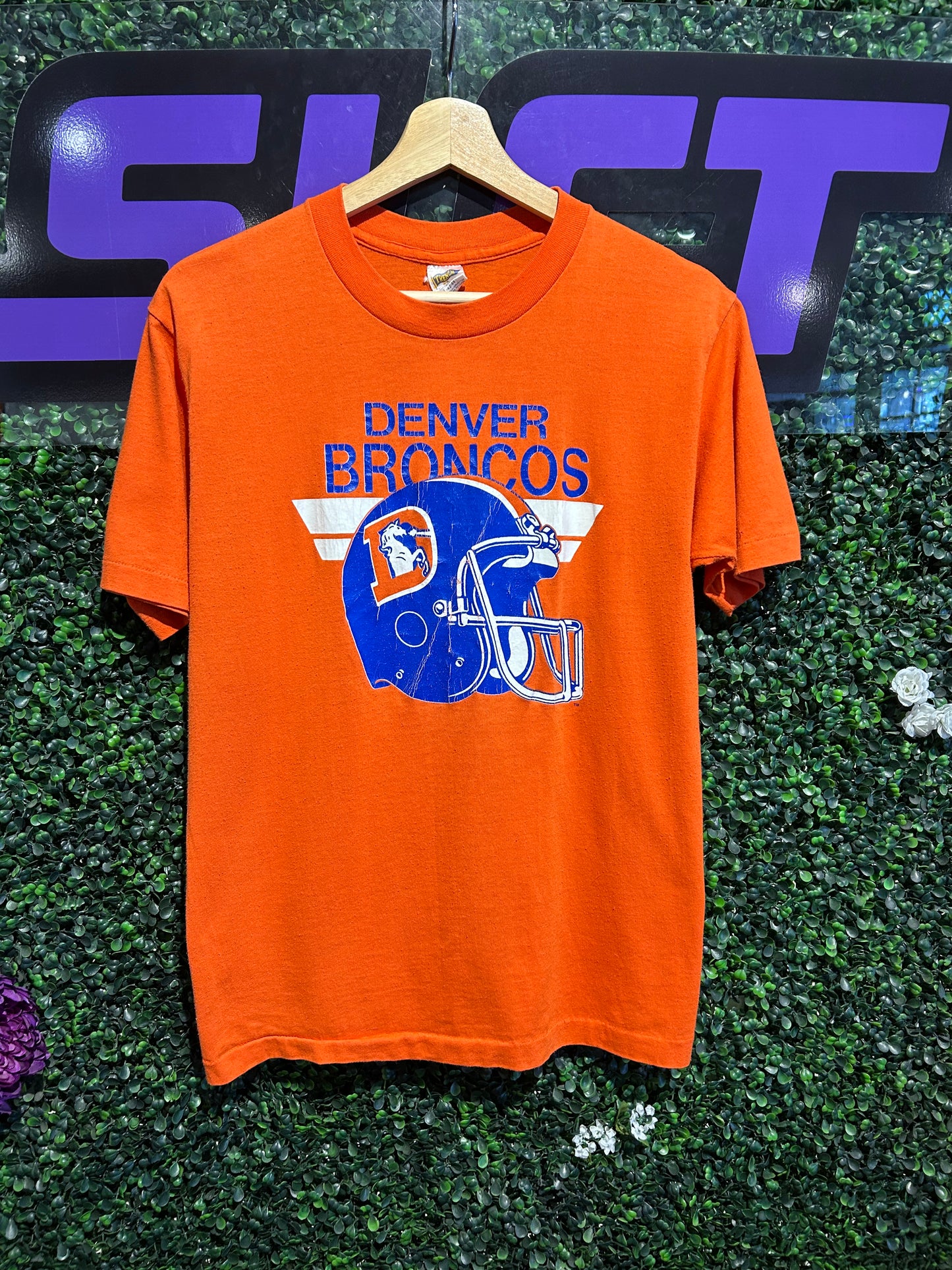 80s Denver Broncos T-Shirt. Size Medium