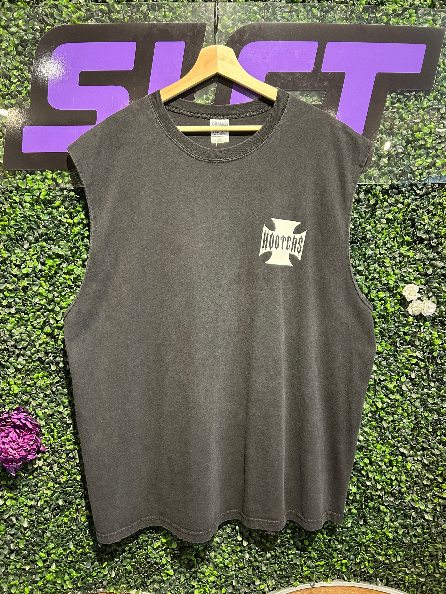 Vintage Hooters Sleeveless Shirt. Size XXL