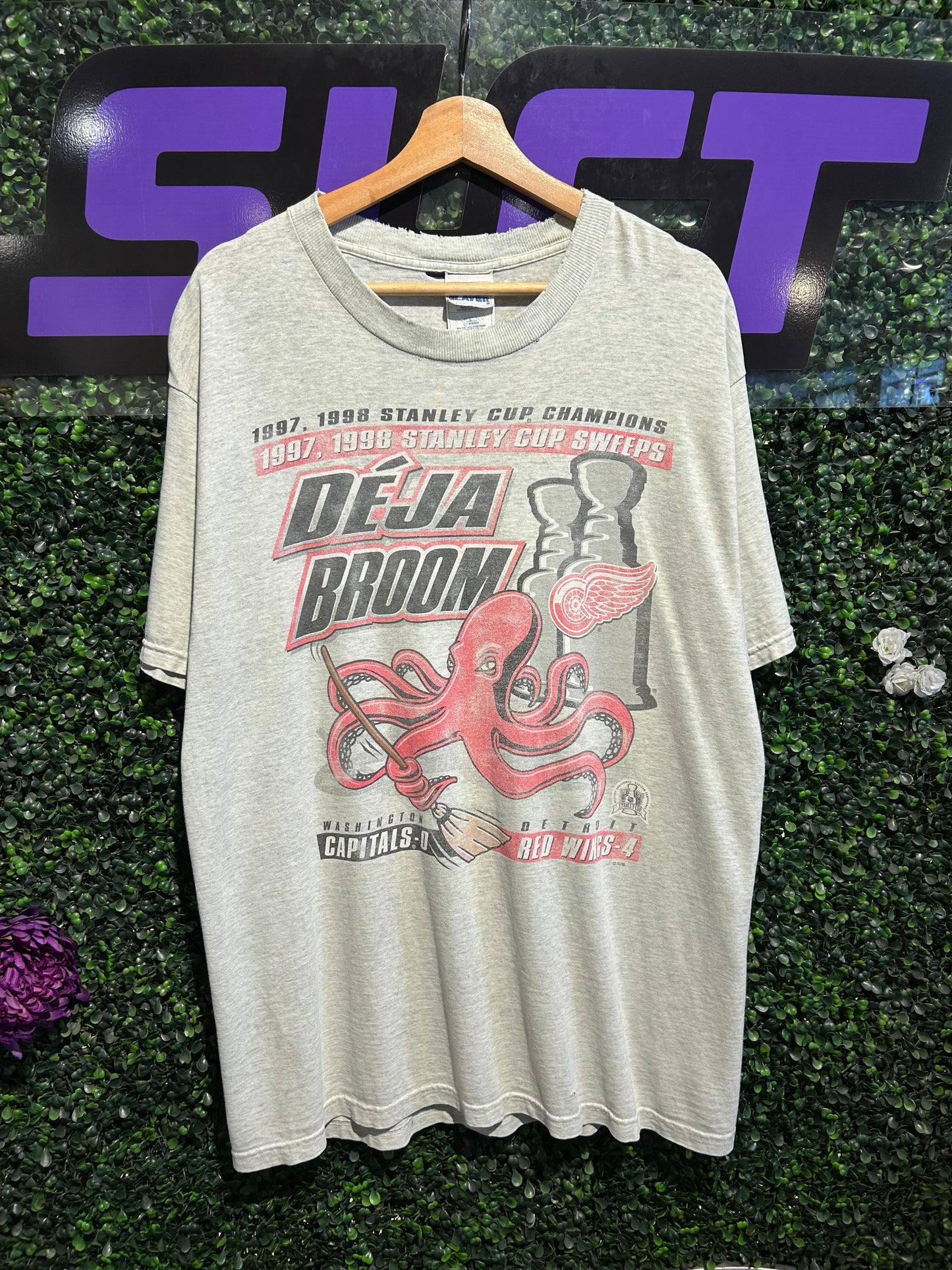 1998 Detroit Red Wings Deja Broom Stanley Cup T-Shirt. Size Large