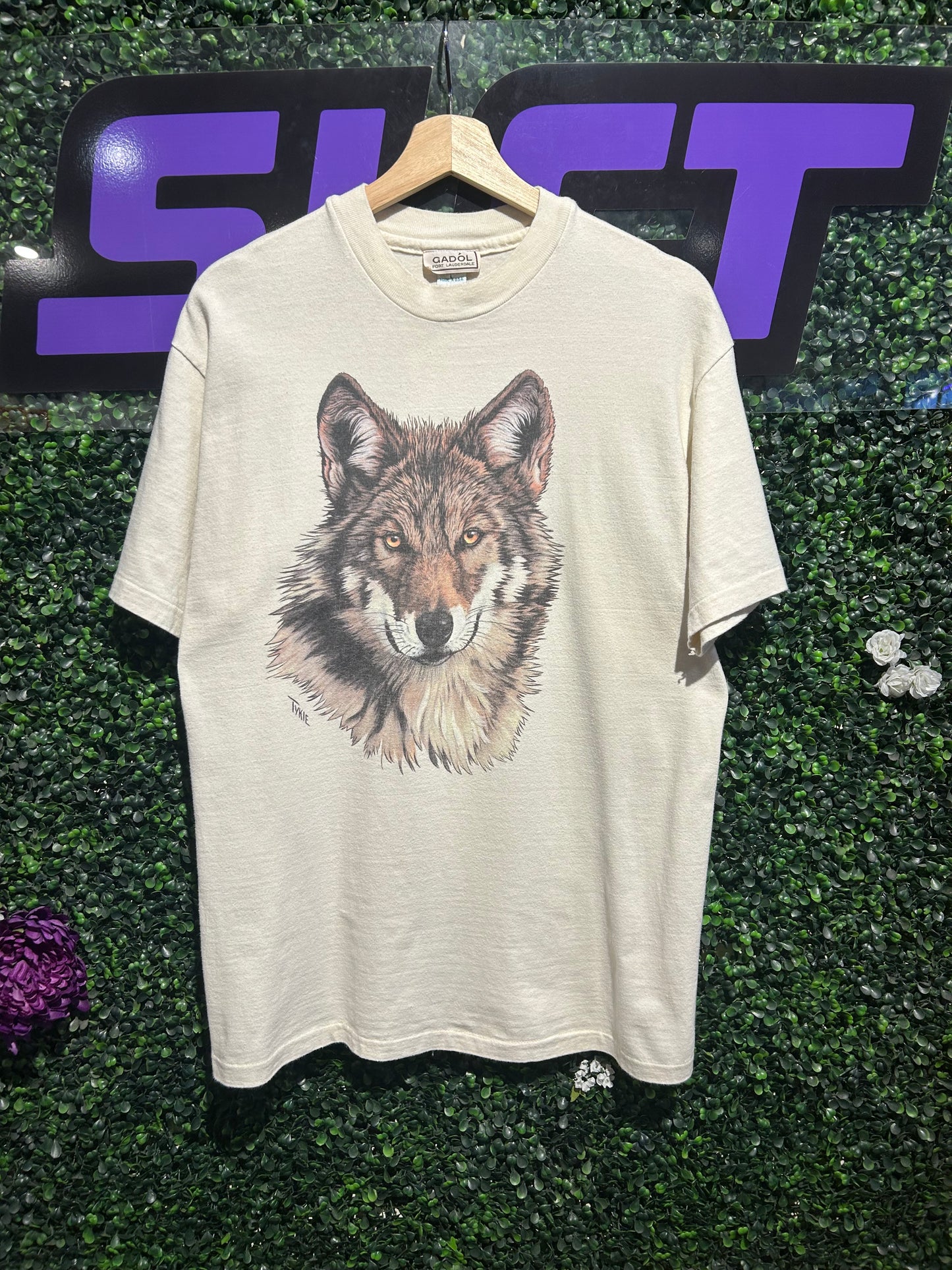 90s Wolf T-Shirt. Size Large