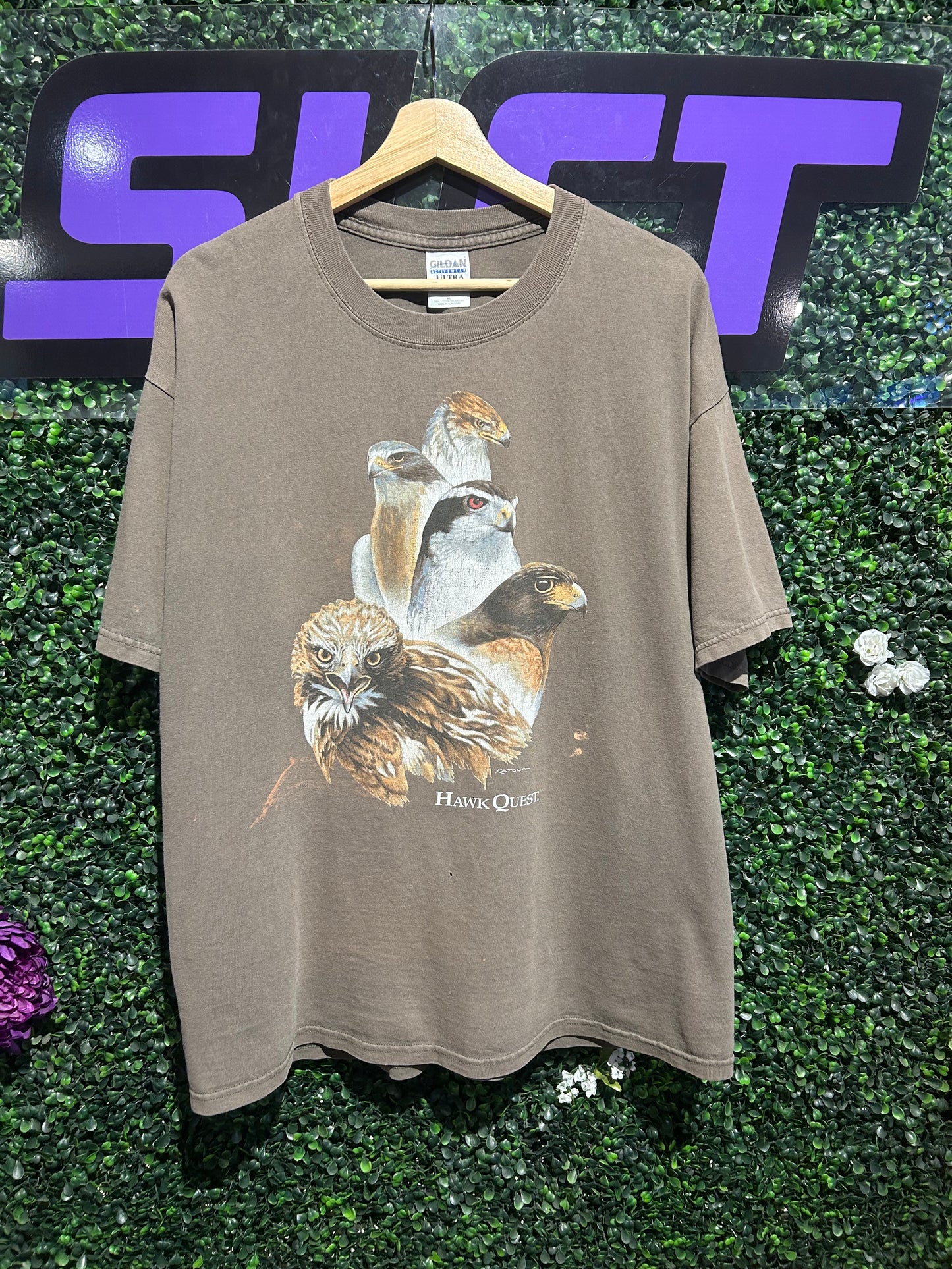 Vintage Hawk Quest T-Shirt. Size L/XL