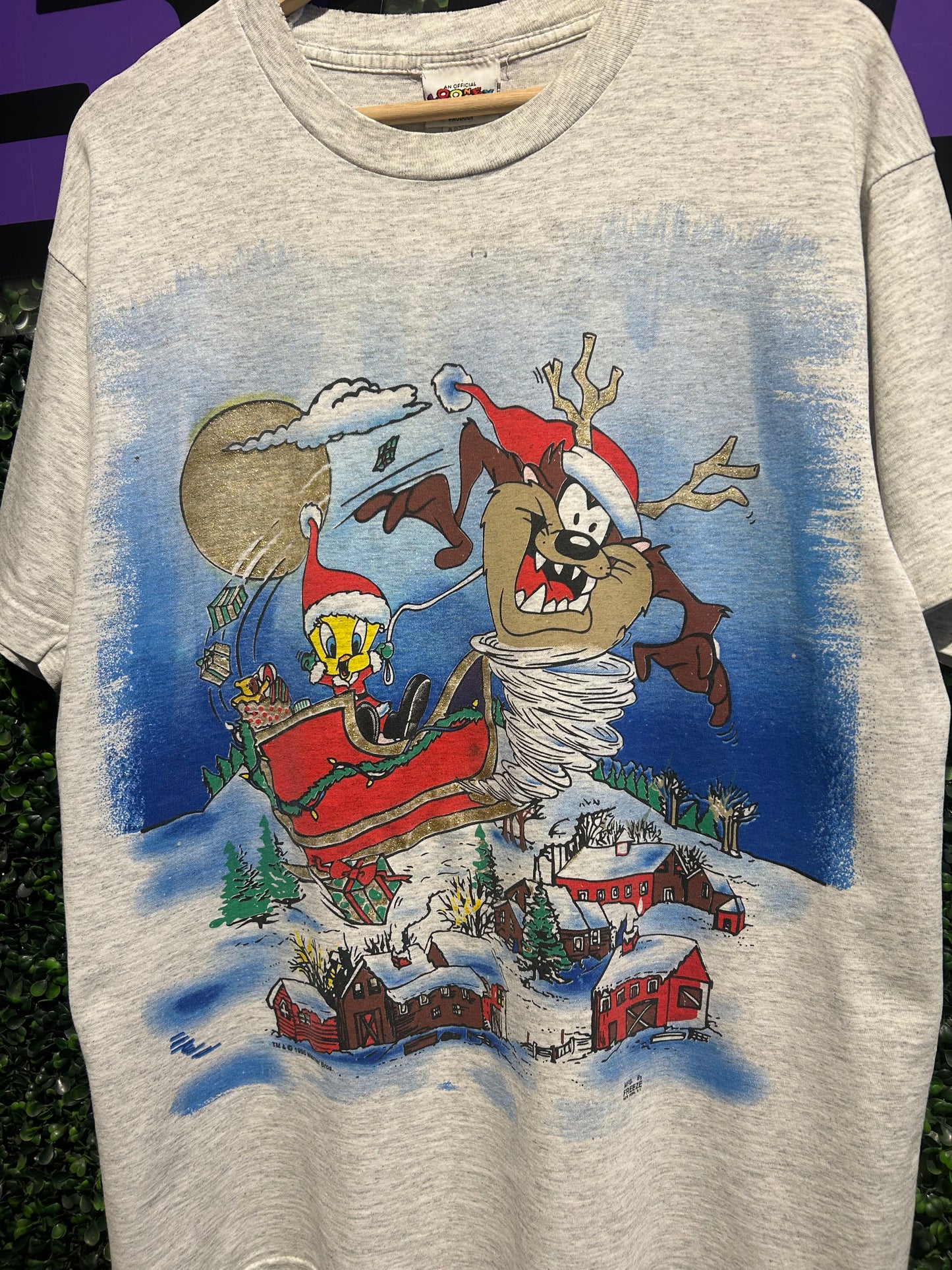 1995 Looney Tunes Christmas T-Shirt. Size Large